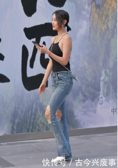 吊带|黑色吊带搭配开洞的牛仔裤,设计风格独特,层次感丰富