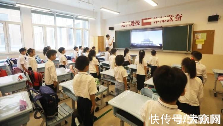 入学|一年级“小萌新”雨中入学