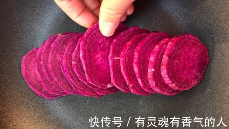 水晶紫薯卷,晶莹剔透软糯香甜不“粘牙”,没牙的老人特喜欢吃!