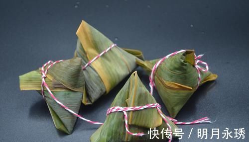 不会包粽子?小伙慢动作讲解,一卷一捏一盖,手法简单,一看就会