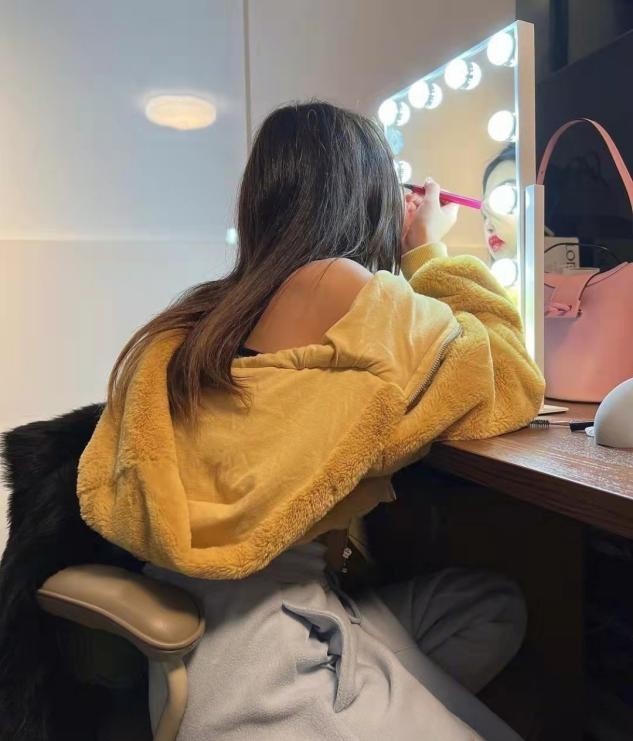 美背 曹格11岁女儿太着急长大,浓妆艳抹还大秀美背,丝毫没有孩子样