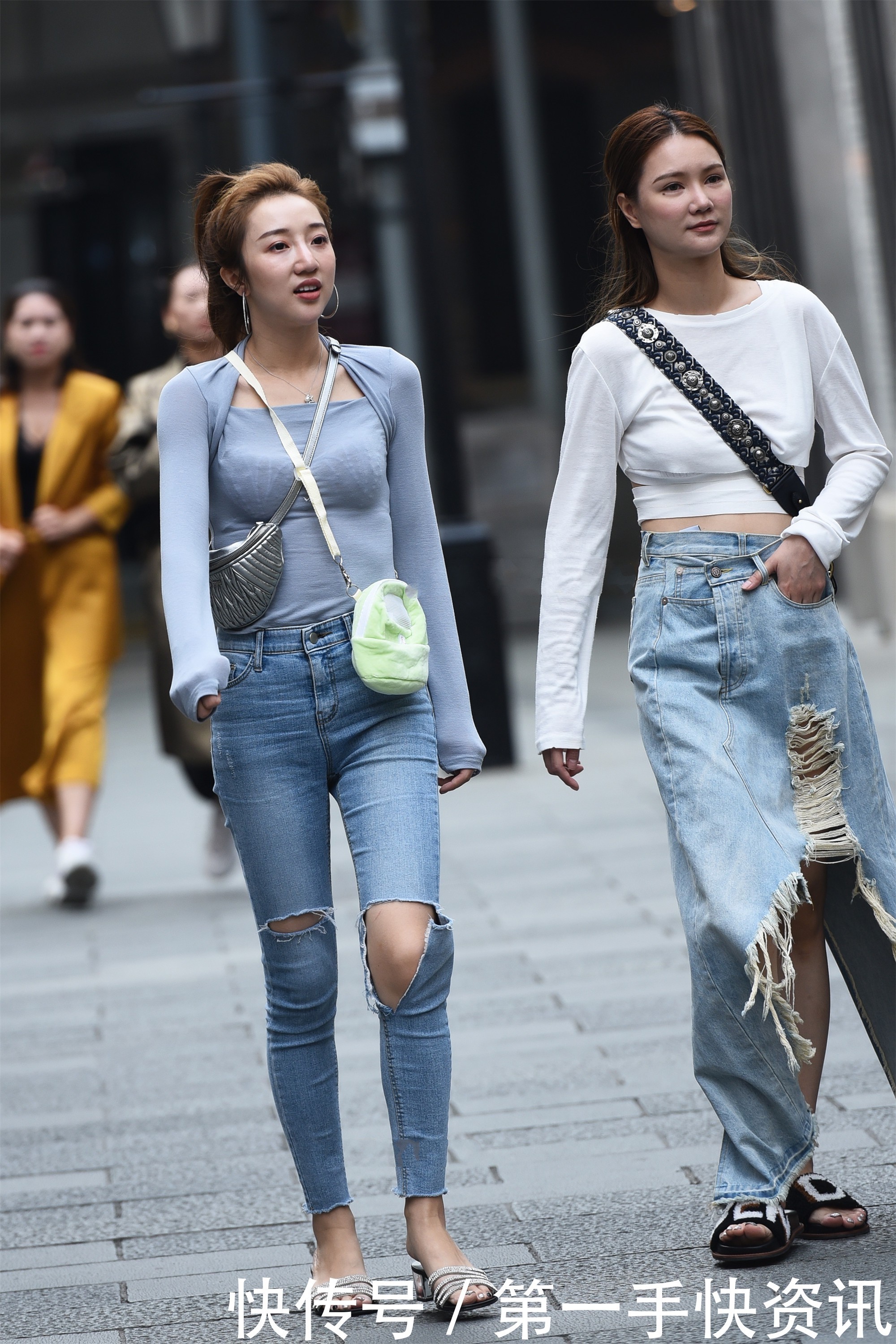 长袖|灰色背心搭配灰色长袖,再来条牛仔裤,简约又时尚