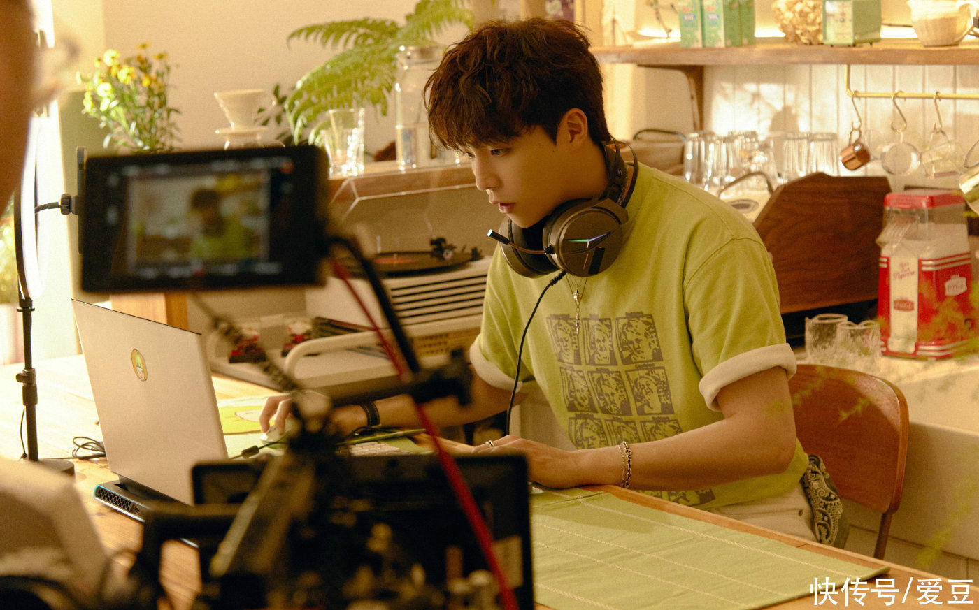 陈立农|210806 环球音乐发布陈立农全新单曲讯息 文章里掉落三张MV拍摄现场花絮照