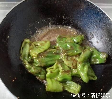 做虎皮青椒,别只会傻“煸炒”多加这一步,美味提升“1倍”