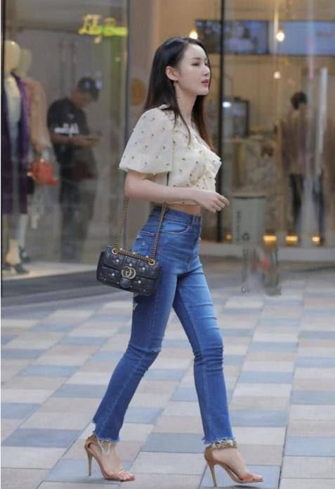 路人街拍：身材圆润的小姐姐，大长腿十分亮眼，笑容甜美可爱