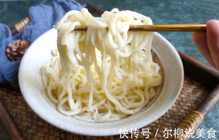 做手擀面时,和面要多加“2个料”,面条筋道不易断,爽滑不粘连
