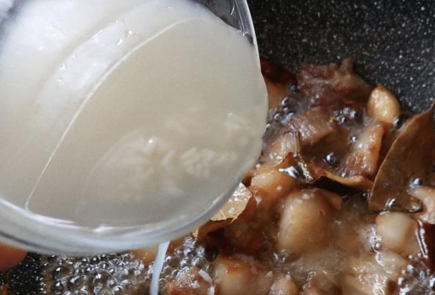 红烧肉焯不焯水？不加一滴水，不炒糖色，出锅红亮诱人，肥而不腻