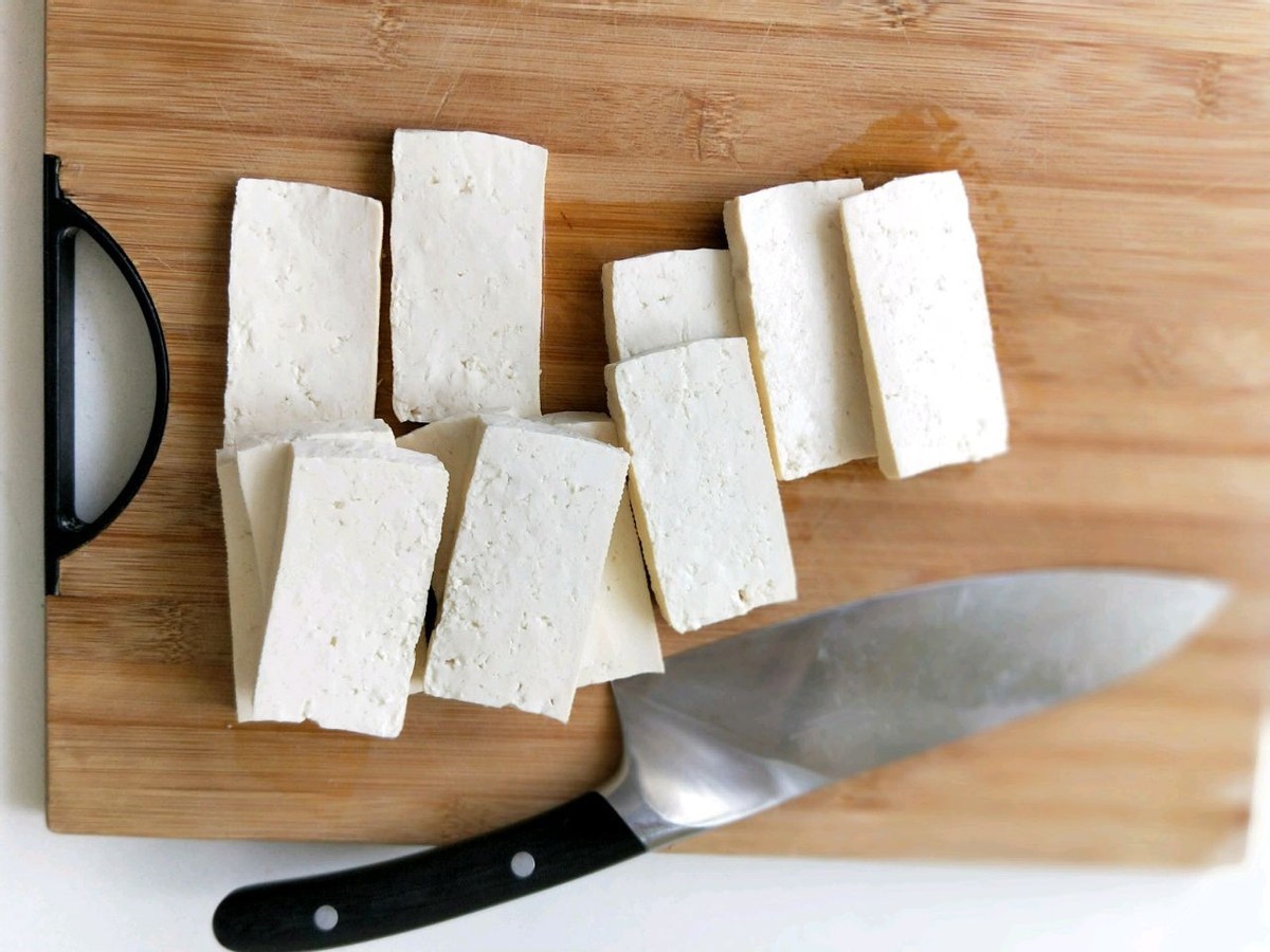 豆腐和剁椒的完美搭配，做法简单，香辣开胃，好吃到停不下来