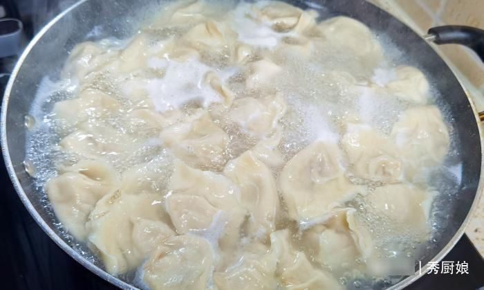 调白菜饺子馅，白菜是焯水还是用盐杀？都不对，教你正确做法，香