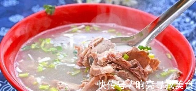 做羊汤时并不是什么料都放，几种调料即可，做出的羊汤更美味！