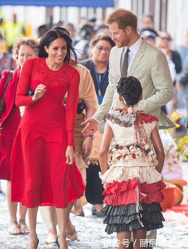 紧身裤|梅根越来越高调, 再穿红色却很显白, 搭配紧身裤和新发型美得惊艳!