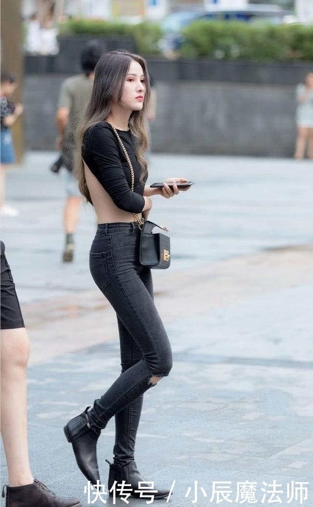 显高|路人街拍,美女白色开衫搭配红色休闲裤,非常的显高