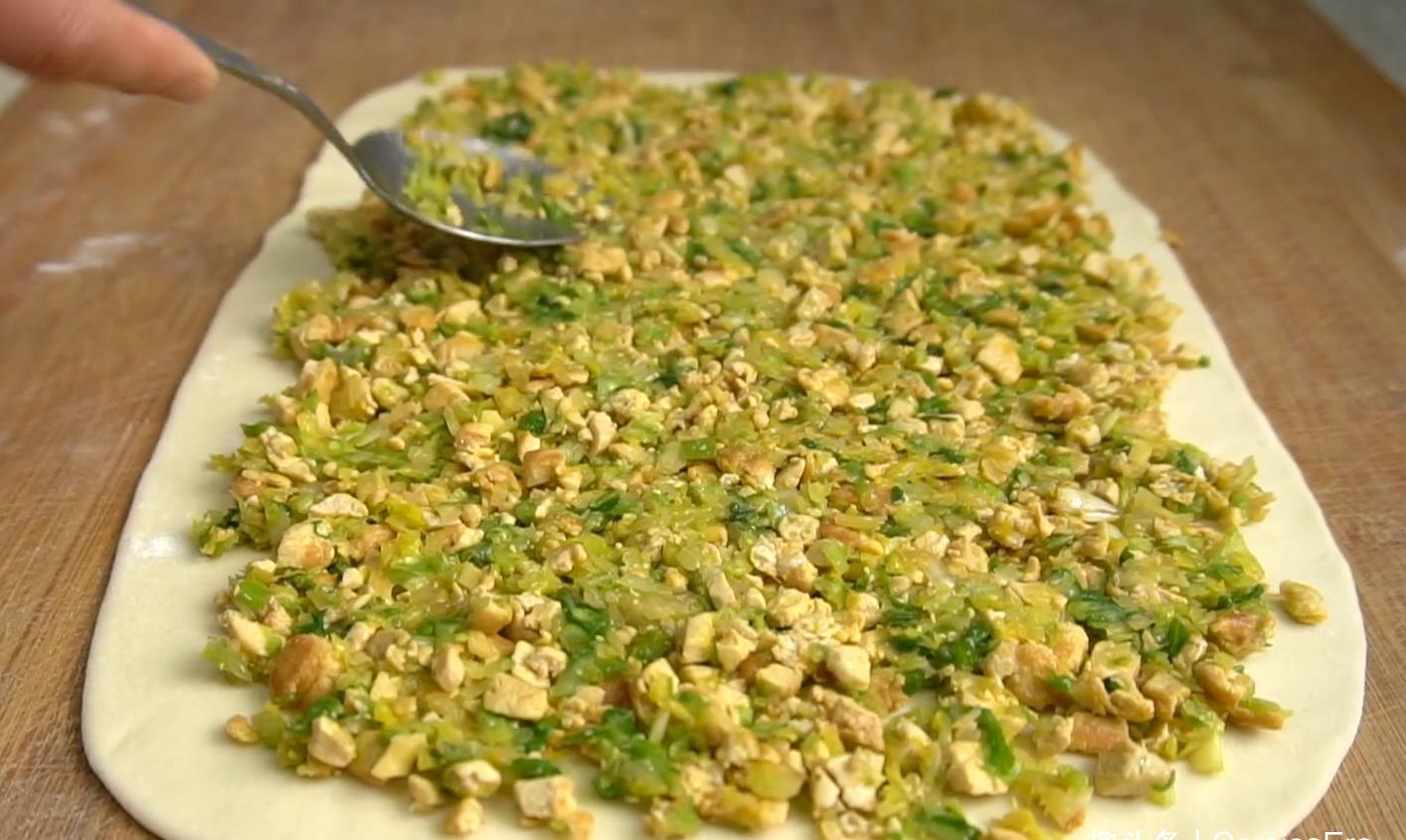  简单|白菜简单做，不发面不烫面，一折一卷就搞定，比包子还好吃！