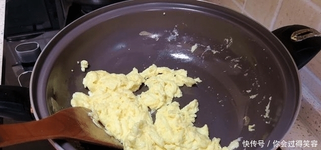 西红柿炒鸡蛋,先炒鸡蛋还是先炒西红柿,很多人弄错,难怪不好吃