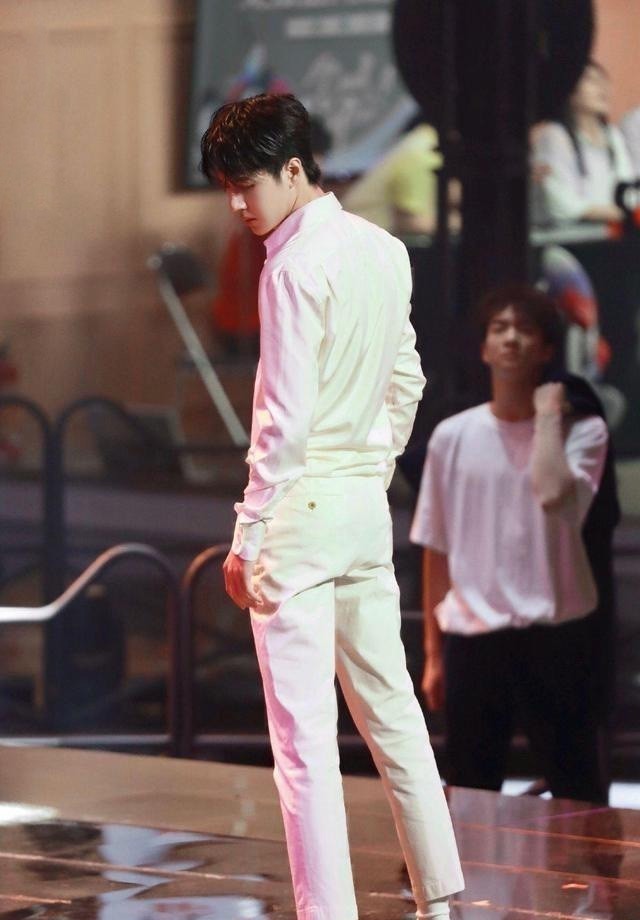 这就是街舞3|王一博跳舞也可以很柔美,舞蹈《散落的华服》,就是最好的证明