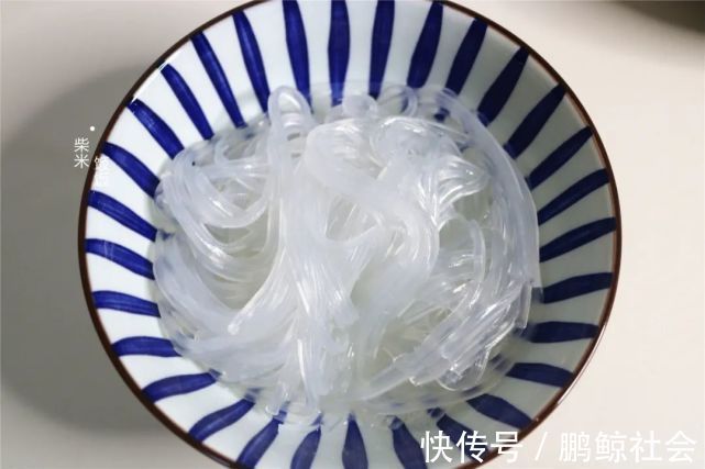 冬瓜|白菜和冬瓜一锅煮，搭配自制肉丸太好吃，每人一碗，连汤也不剩
