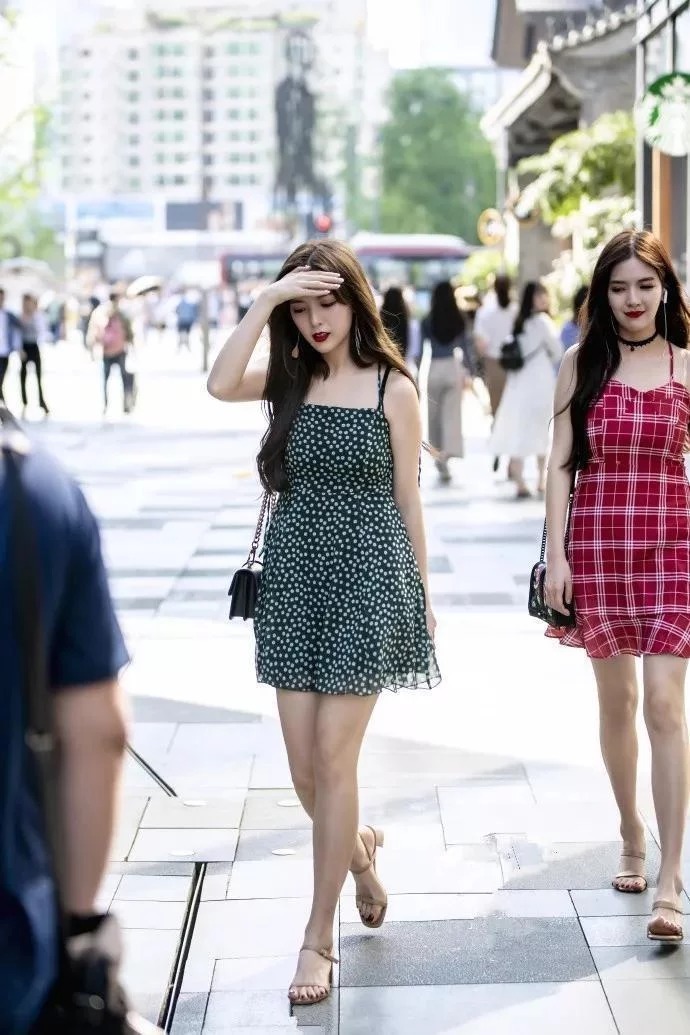 街拍:小姐姐身穿无袖的黑色上衣,看上去简约又气质,清新靓丽