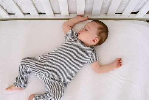 妈妈|年轻妈妈当着儿子面换衣服毫不避讳，总觉得孩子小，儿子的举动让她慌了