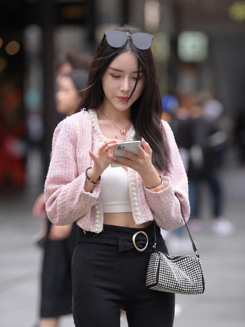 苗条的女生穿衣就是任性，喇叭裤也能这么好看，尽显时尚魅力