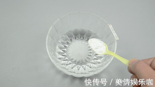 每次洗衣服前倒一碗，不管多脏的衣服，洗完后洁白如新，又学一招