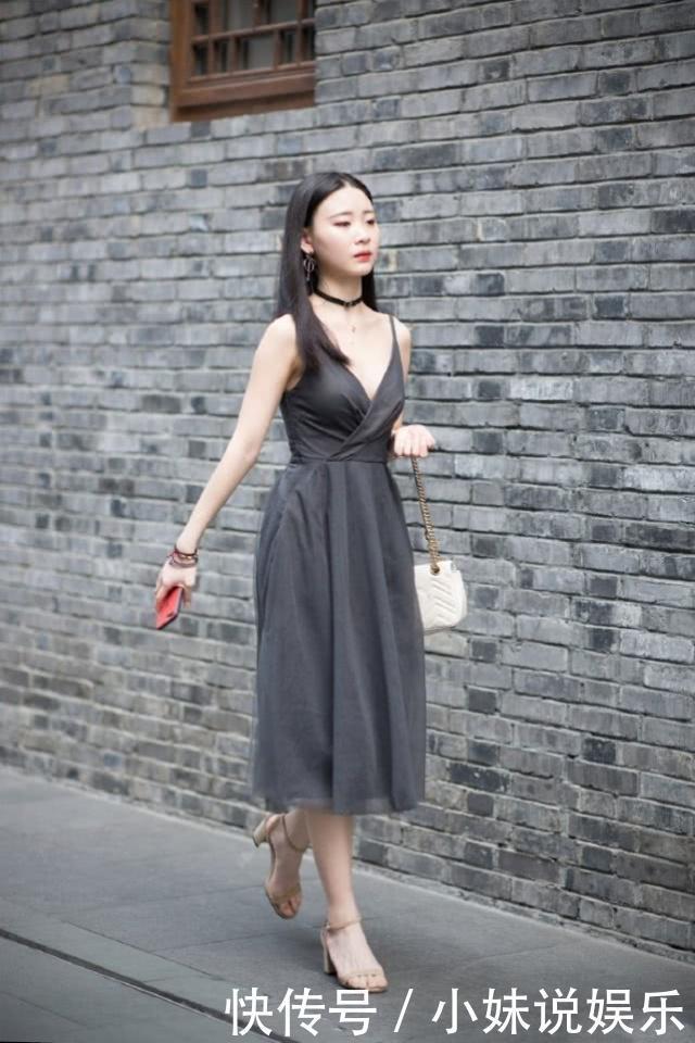 街拍|街拍小姐姐吊带衫配牛仔裤,整体看起来仙女气息爆棚,看上去很舒服