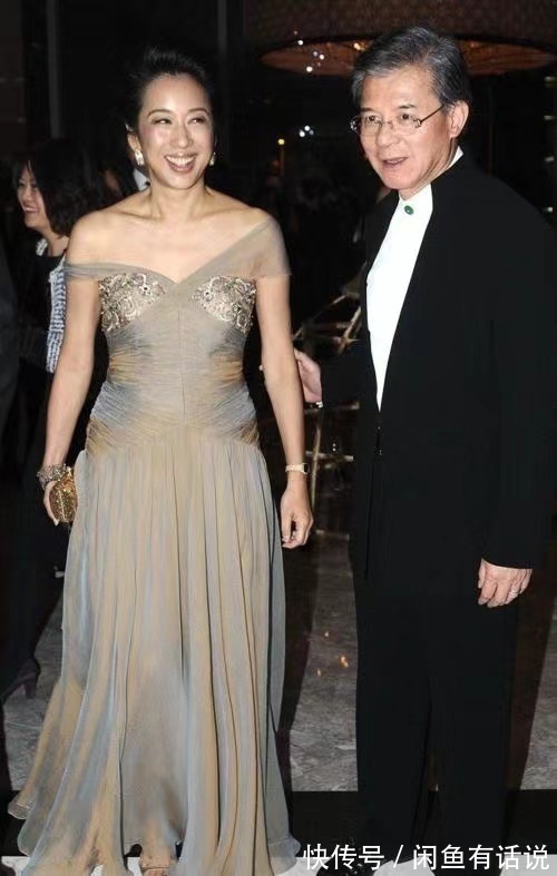 造型设计|朱玲玲奶奶年纪也时髦,蕾丝裙外面套马甲,有皱纹也藏不住贵妇范