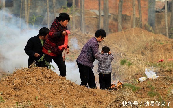  寓意|农村办丧事时，起棺前为什么要摔盆？并非礼节，背后有深刻寓意！