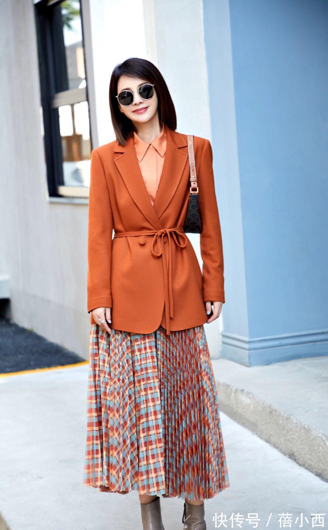 针织衫|多穿“半身裙”,搭配西装、针织衫时尚又优雅,秋季的最in存在