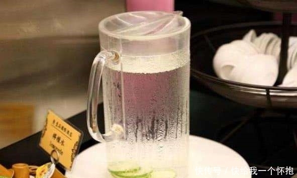 吃牛排时,服务员端上来的柠檬水不要随便喝了,会被“笑话”的