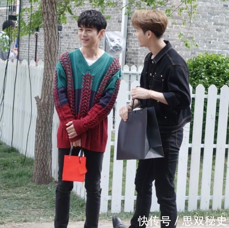 黄明昊 《拜托了冰箱》轰趴海报官宣,路透有赵丽颖吴磊,张彬彬心情大好