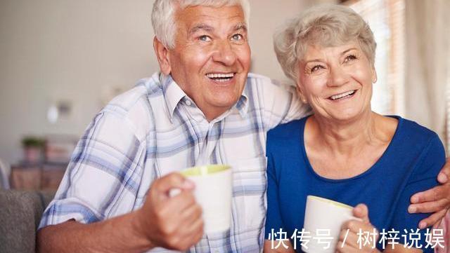 早上空腹|早晨空腹喝水真的养生吗忠告三个细节不注意,喝了相当于白喝