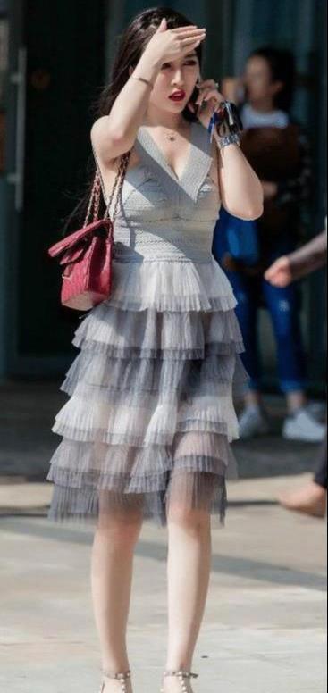 过时|街拍美女:A字裙已经过时,新出的眼影裙火了起来,梦幻又少女