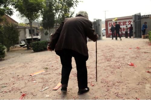 骨密度|吃一次相当于8斤盐,骨科医生:若每天大口吃,骨骼或成“蜂窝”