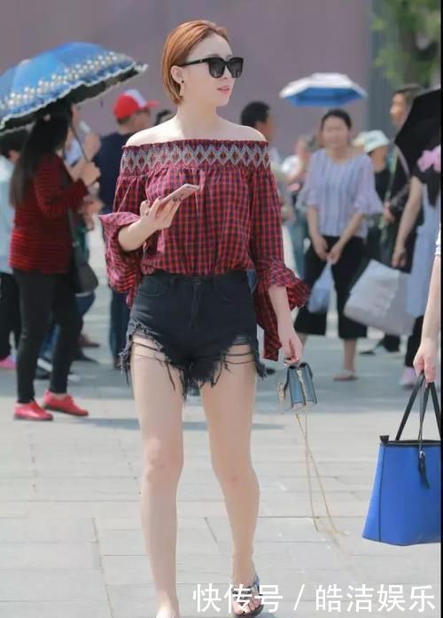 时尚街拍一字肩这样搭配穿，不仅时尚大气，而且回头率飙升