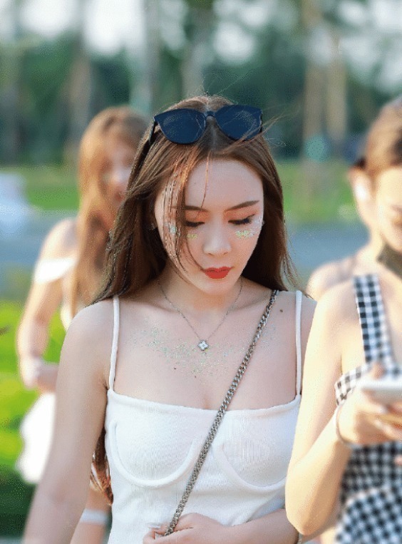 女人 骨感型女孩的福利“鱼泡眼”吊带衫,女人气质“倍增”