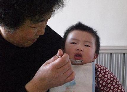 宝妈|孩子躺地上撒泼哭闹,奶奶只说了1句话,孩子就乖乖站起来了