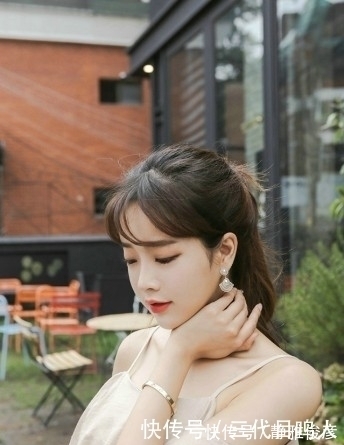 吊带裙|街拍:马尾小姐姐肉色吊带裙率性自在,美艳动人十分性感