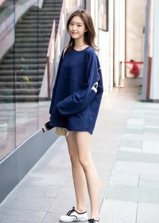 街拍:天生丽质的小姐姐,一身优雅的穿搭,尽显女人味