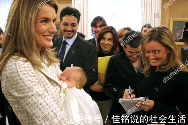 蕾丝!谁说莱蒂齐亚不爱珠宝光是腕间都很精彩,最爱婆婆送的字母手链!