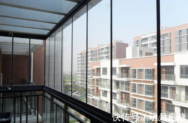 塑钢窗|越来越多人阳台不装塑钢窗了,头次见装它代替,感叹太实用了