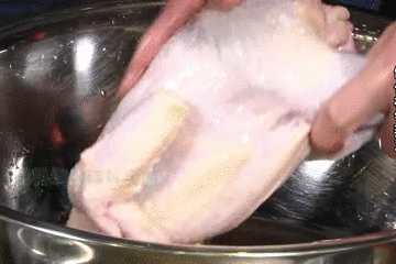 美食｜几位主持人齐齐抬竹子，难道要改行做木工？