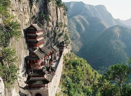  名字就|国内最神奇的悬空古建筑仅用9根铁链保持平衡，有人进入就会晃