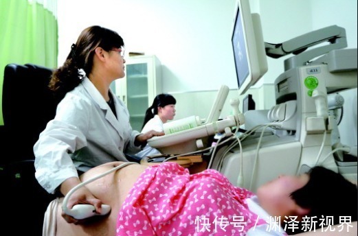 奶奶|45岁奶奶和45岁妈妈,在小区都是带娃,差距不是一般的大