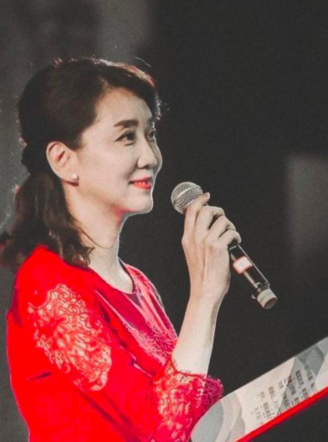 她是前《新闻联播》主持人，主持26年零失误，年过50仍气质优雅！