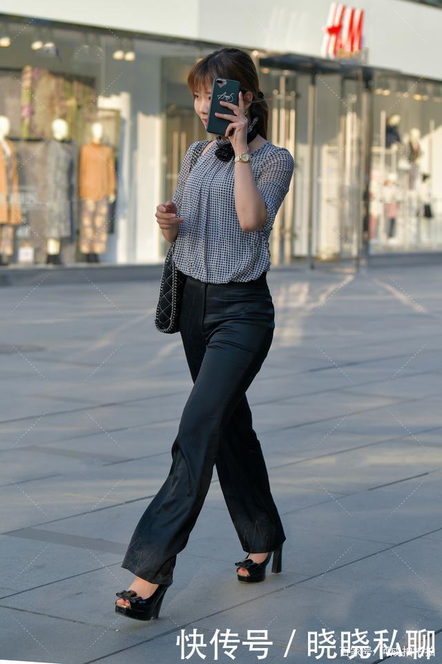 时尚浅蓝格子衬衫,搭配高腰牛仔长裤,洋气时髦又百搭