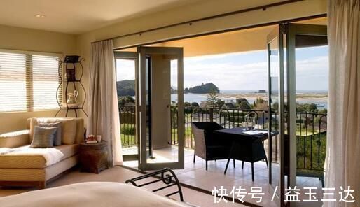 家居|家里阳台别再装推拉门了,占地方还不实用,聪明人都用它来替代