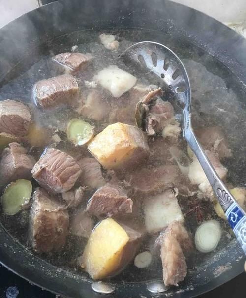 过年炖肉，要想肉质鲜嫩入味，一定要加这两种调料，越炖越香