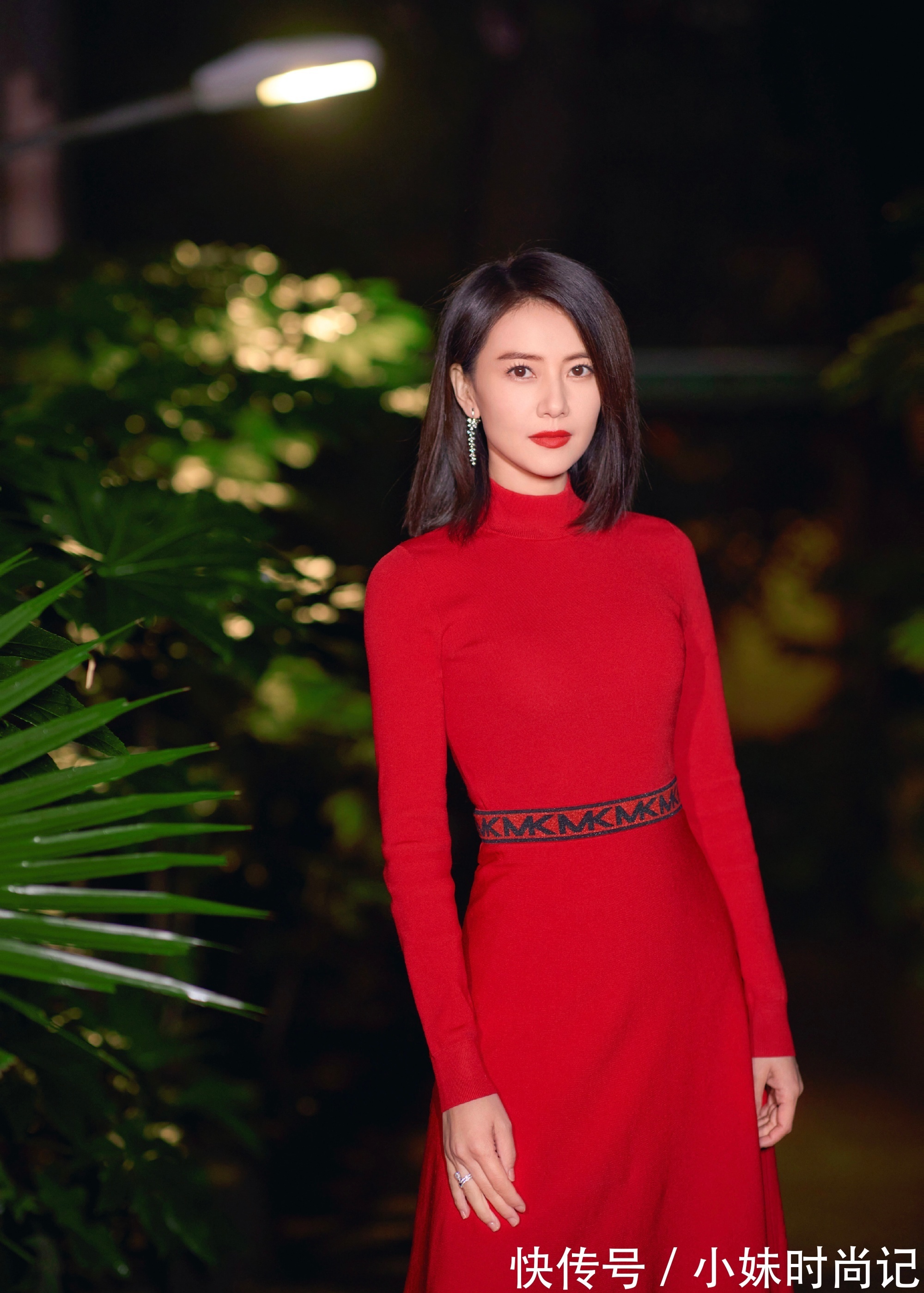 针织连衣裙 这条红色高领针织连衣裙甜美喜庆又大气,而且很优雅。