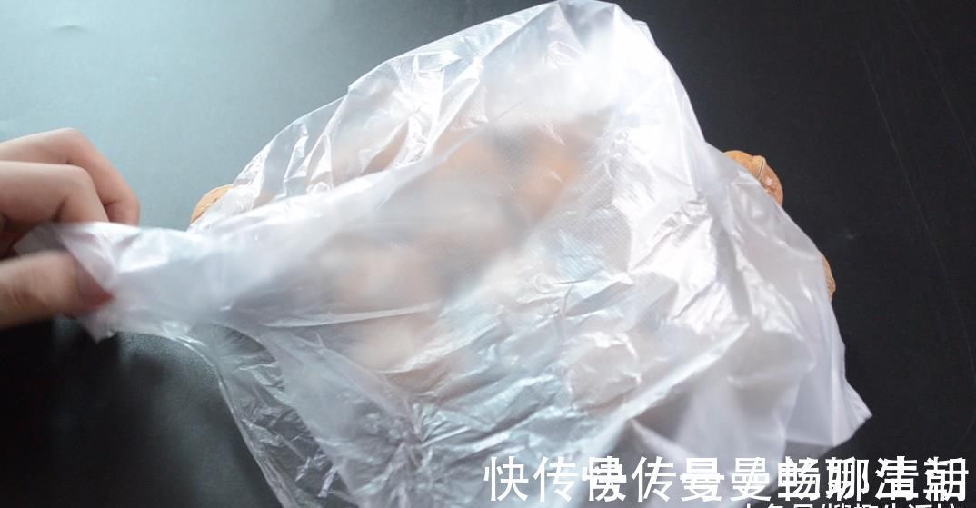 塑料袋|剥核桃谁还用工具剥 聪明的她一个塑料袋就搞定了, 方法简单又实用