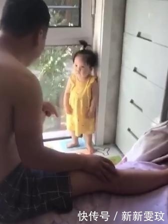 表妹|13个月姐姐打表妹后,竟被舅舅罚站,一脸委屈的小表情萌翻了